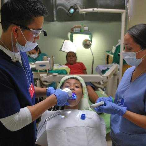 牙医对萨尔瓦多医院临时诊所的病人工作