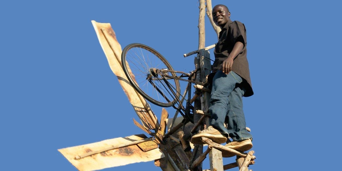 Kamkwamba在他的风力涡轮机发电机由自行车零件