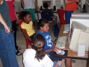 学生在计算机上工作